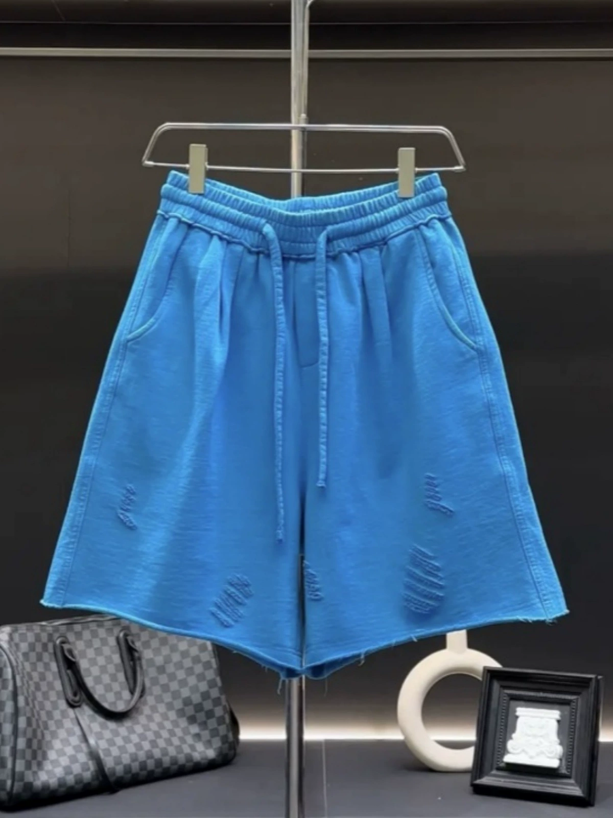 Летние новые стильные рваные и потертые повседневные шорты, мужские модные универсальные свободные дышащие спортивные пятиточечные пляжные брюки