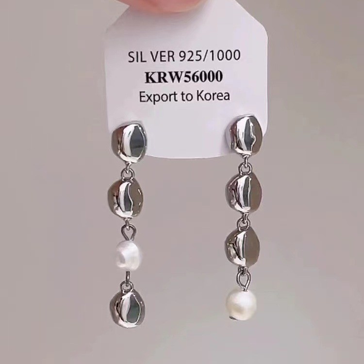 フランス式の清冷感の銀色の金属のイヤリングの真珠のドリルのフリンジデザイン感の耳飾りのファッションの高い顔の値の女性の耳飾り