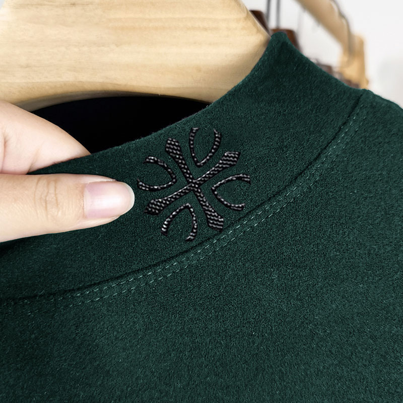 Verde oscuro (DR34 cuatro con cuello en V a la izquierda)