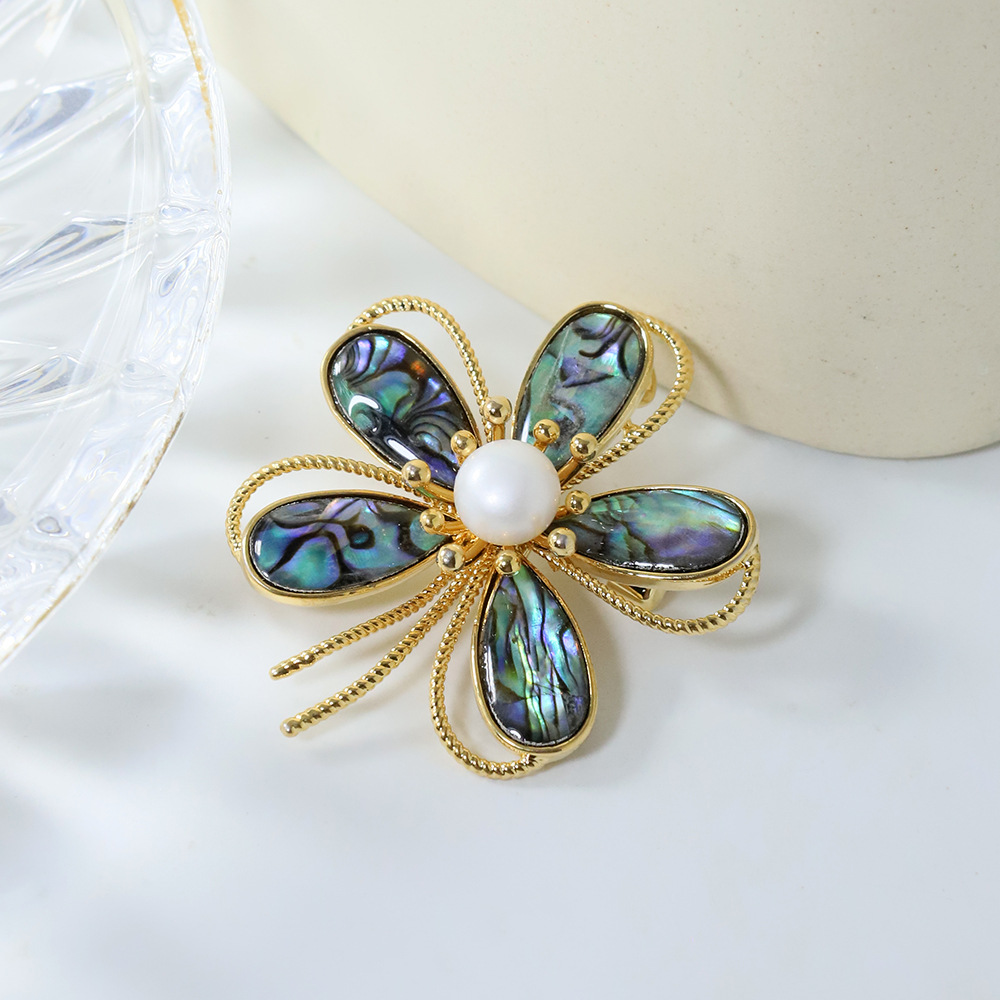 Nuevo broche de flores de perlas naturales de cinco hojas para mujeres de alta calidad conchas de conchas de flores de pecho de alta calidad broche elegante ropa