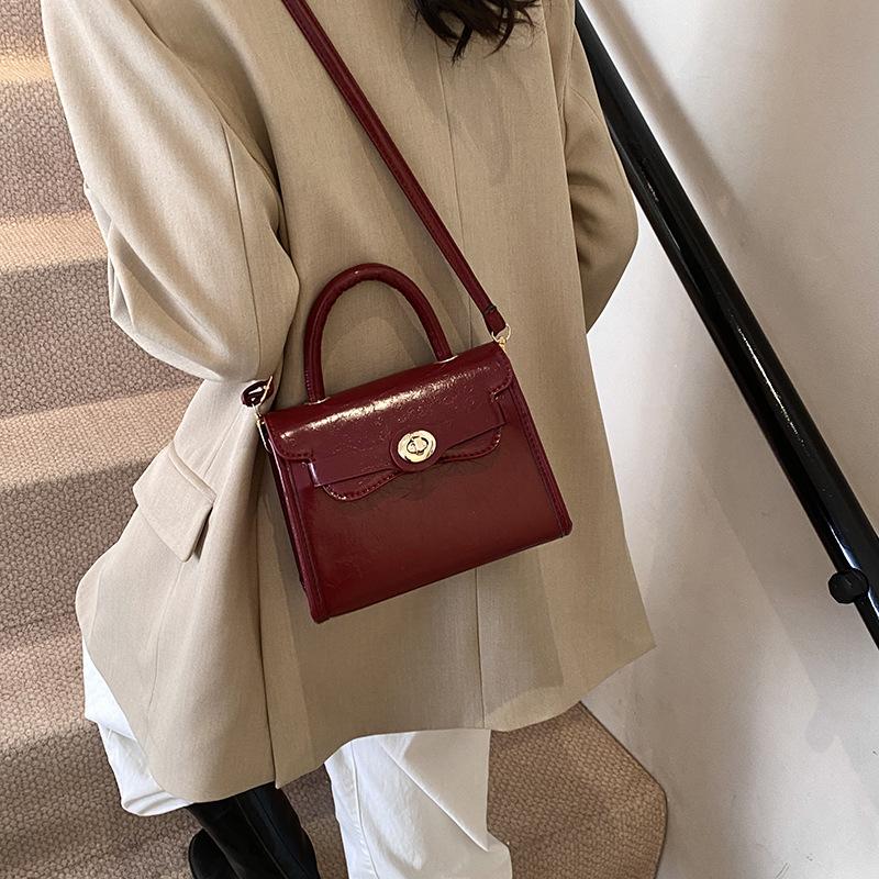 Moda 2025 primavera y verano nueva versión coreana de la retro Kelly bolso femenino 100 bolsos de hombro, nicho, bolso casual simple