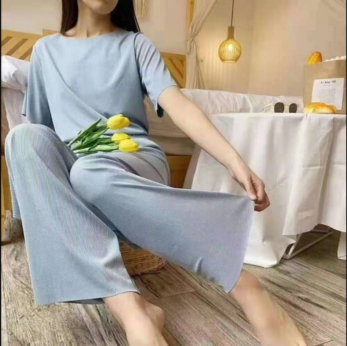 Soft and Comfortable Women's Fashion Ice Silk Summer Pajama Set Short Sleeve Two-Piece Wide Leg Pants Home Leisure Wear