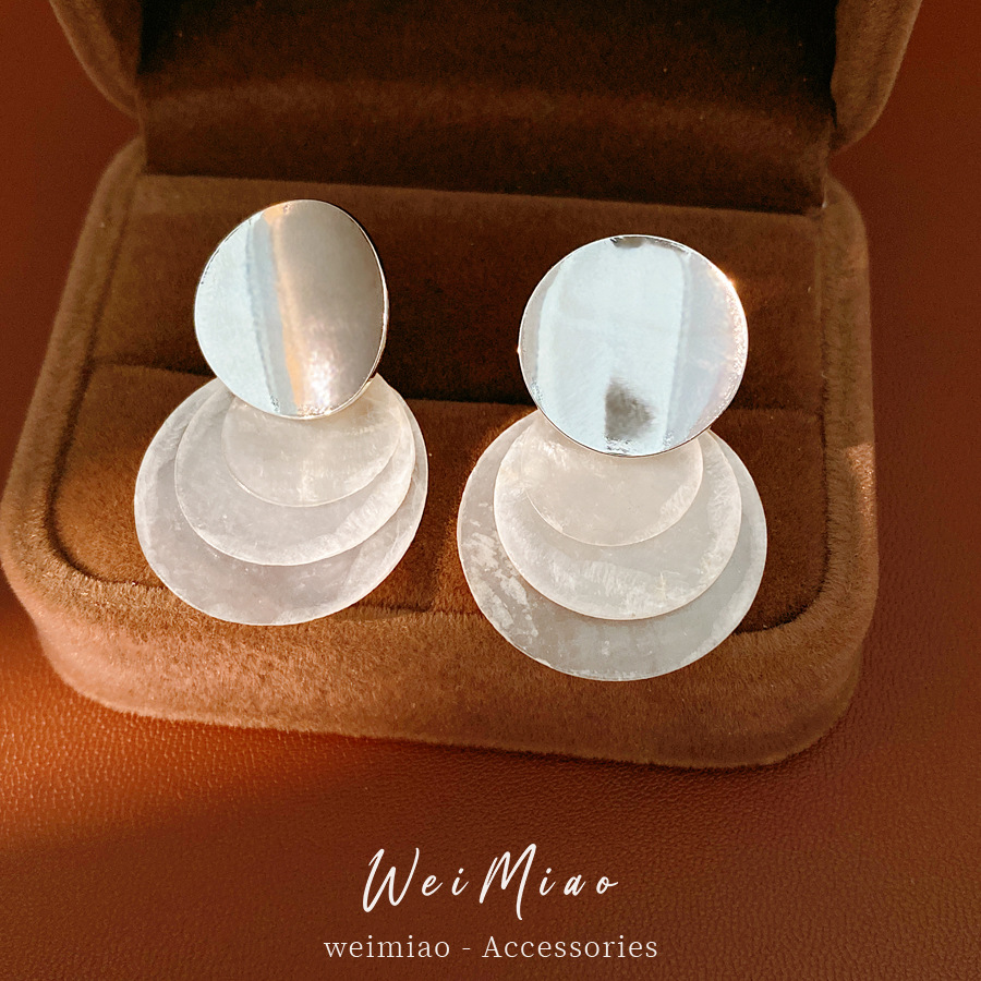 Aguja de plata conchas geométricas pernos redondos accesorios de vacaciones temperamento de moda pendientes de lujo ligero de alta sensación de auriculares mayorista