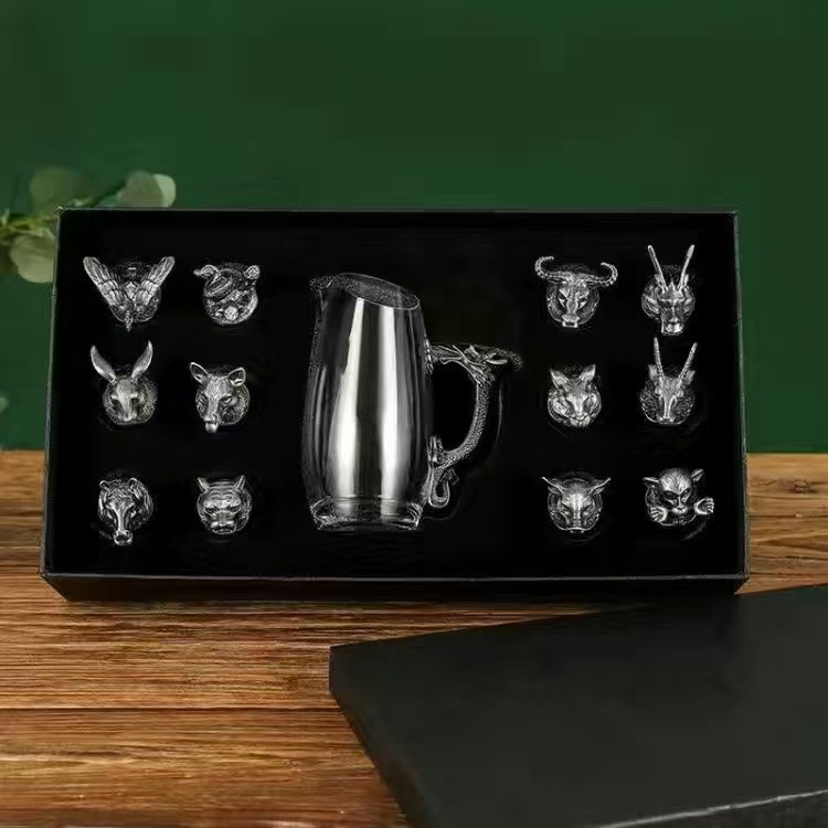 Doce Zodiaco blanco vino vidrio separador de vino traje hogar chino vidrio vino conjunto 12 pequeñas copas de vino bala una taza