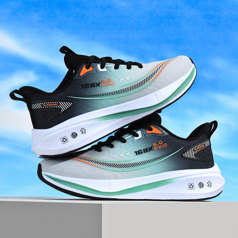 Zapatos deportivos de tejido volador para hombres 2025 nuevos zapatos de corrida de estudiantes de tela coreana con suela suave y transpirables tendencia de zapatos de hombre al por mayor