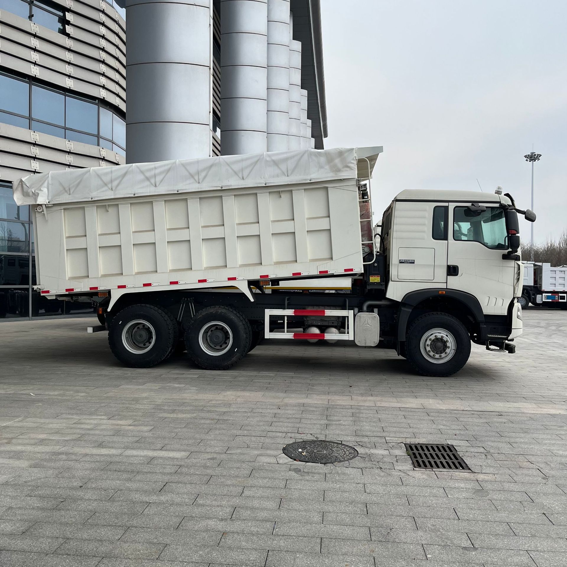 Used Eight-Wheel Shaanqi Delong Dump Truck, Export Model 6X4, Earthmoving Truck, National Standard Three, Emission Standard Two, Engineering Dump Truck