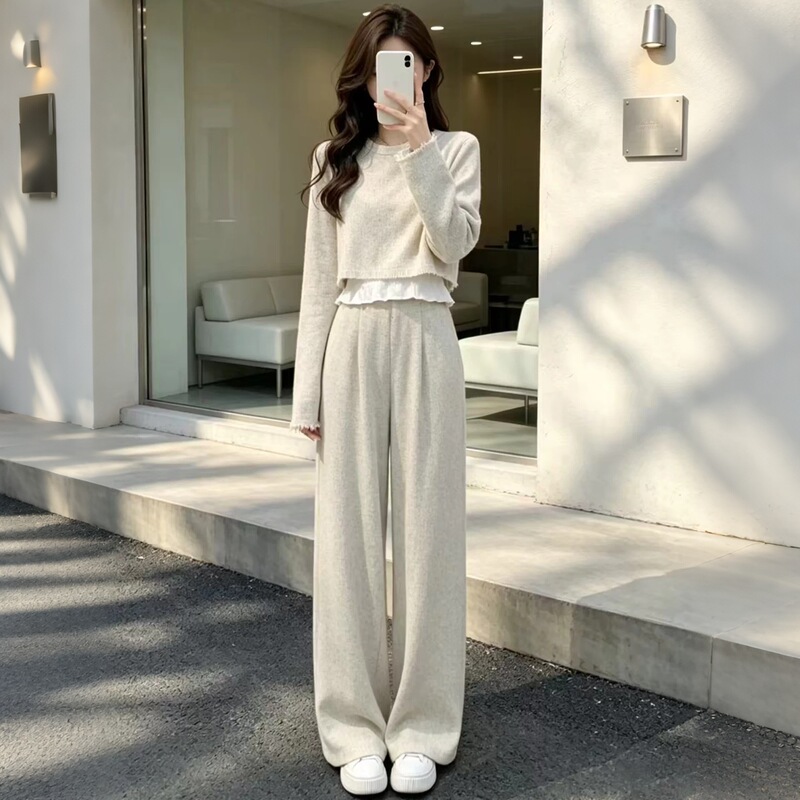 This stunning autumn outfit is a complete set of fashionable, chic, and casual sportswear, featuring a sweatshirt and wide-leg pants, perfect for women This stunning autumn outfit is a complete set of fashionable, chic, and casual sportswear, featuring a sweatshirt and wide-leg pants, perfect for women