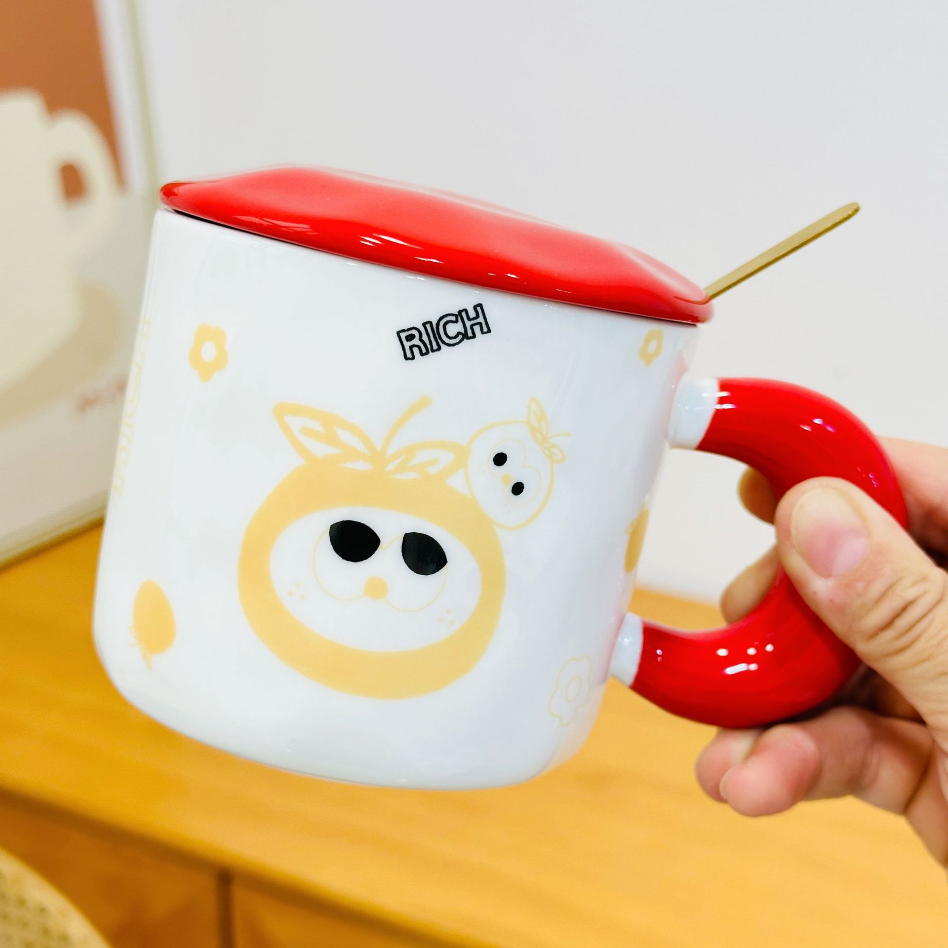 Taza de cerámica de fresa con tapa Taza de oficina de corazón de niña Taza de alto valor Taza con asa Regalo de apertura