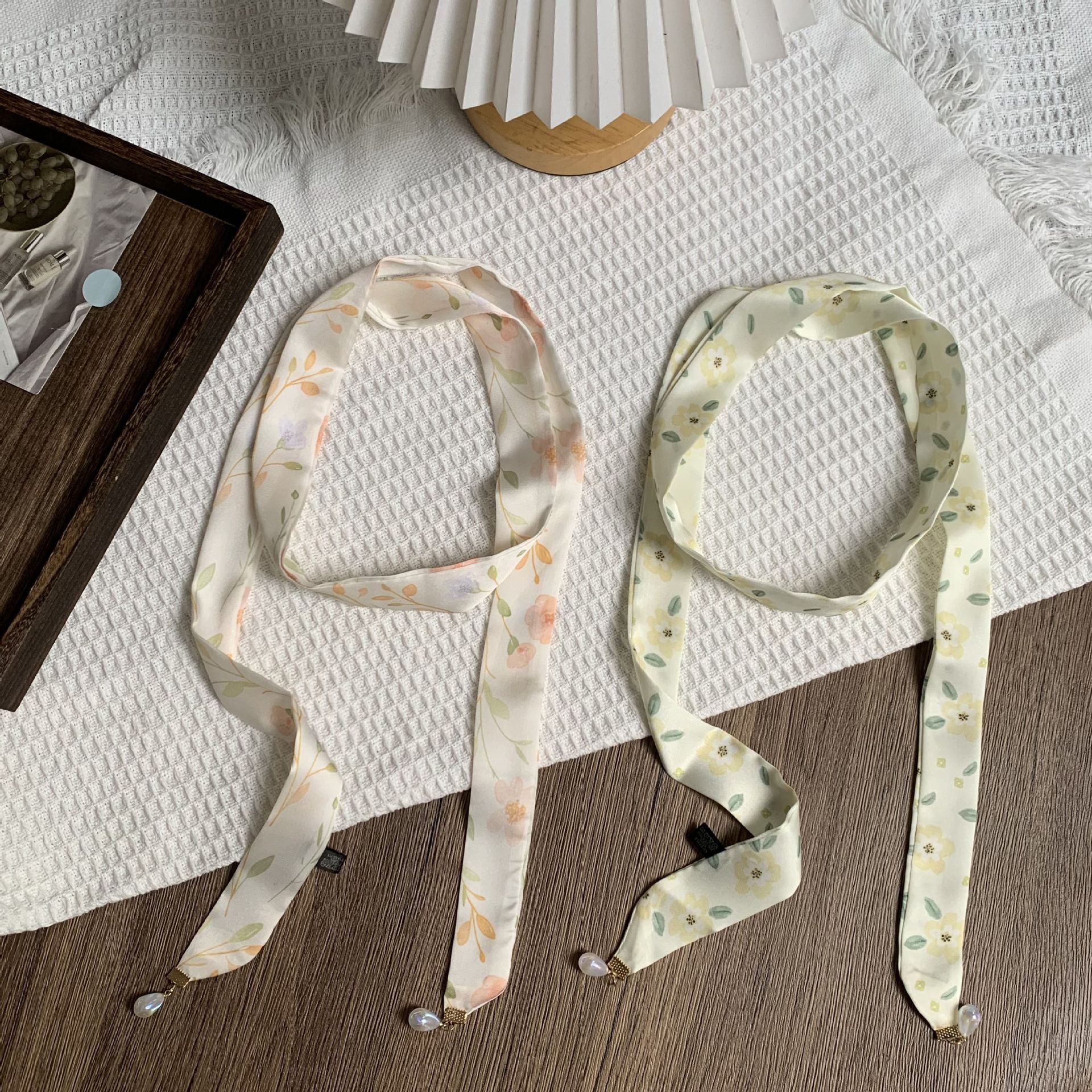Bufanda de seda, sentido avanzado, nueva bufanda pequeña de verano, estilo antiguo, lazo, perla, colgante pequeño, pañuelo en la cabeza, cinta para el cabello atada, serpentinas para el cabello