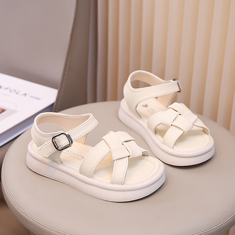 Zapatos de playa suaves para niñas 2026 verano nuevo estilo de moda infantil universal zapatos princesa huecos de dedos abiertos zapatos de moda romana