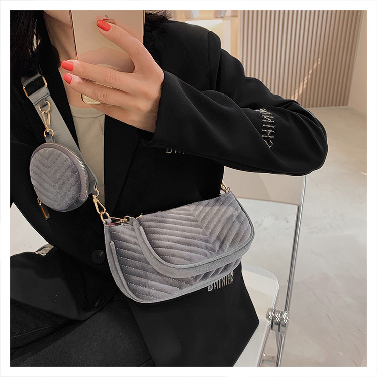 2021 New Autumn And Winter Gold Velvet One-shoulder Wide Shoulder Strap Bag Fashion Casual Messenger Small Bag display picture 6