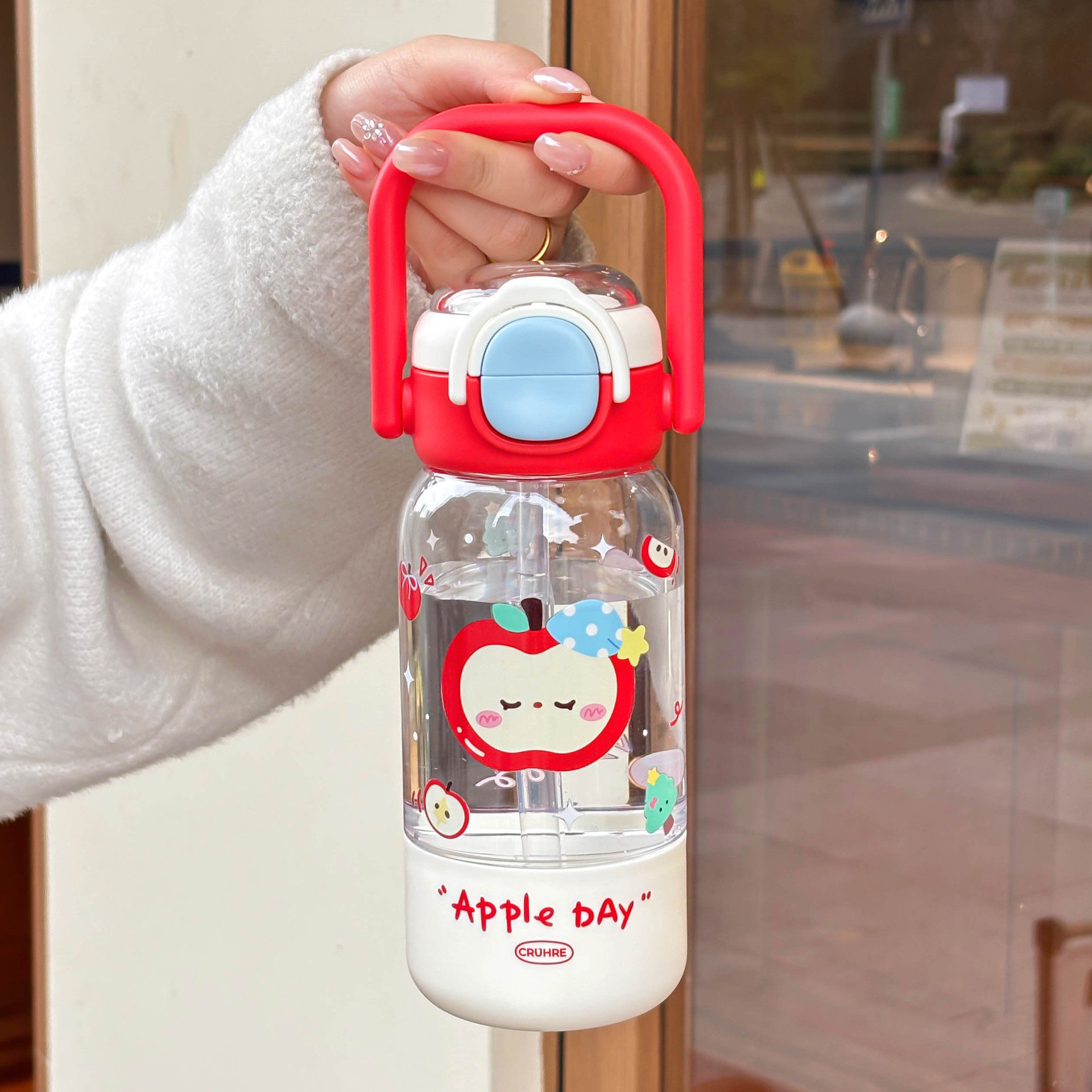 Taza de agua original de manzana roja para mujeres 2026 nueva taza de alto valor de mano de verano anti-caída taza de paja portátil para niños