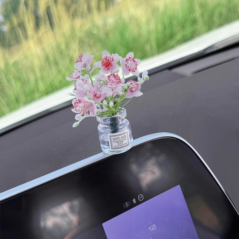 Adornos de coche lindo oso de fresa pantalla de control central descompresión muñeca pequeña accesorios de coche nuevo péndulo de decoración de celebridades de Internet