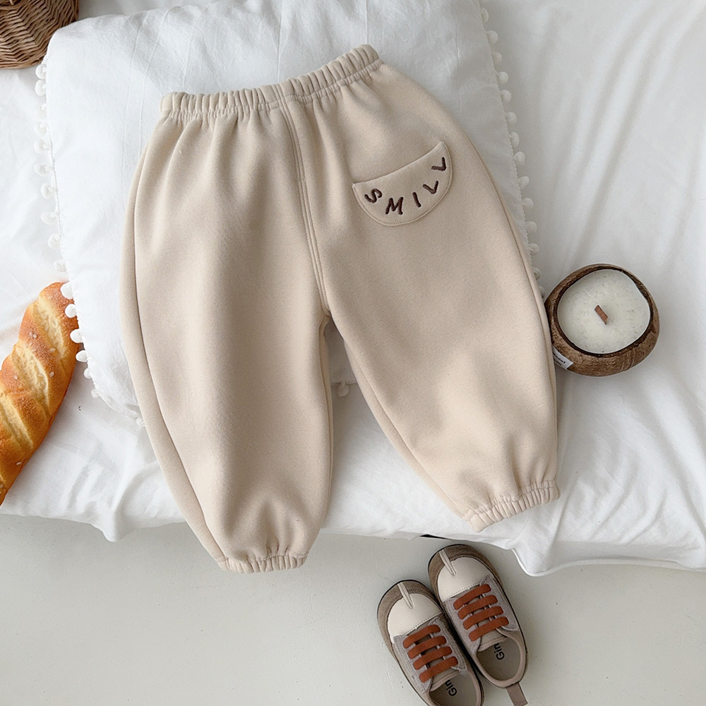 Versión coreana de ropa de otoño e invierno para bebés, chaleco de pana grueso y cálido más pantalones de terciopelo, camisa de fondo a rayas, traje de tres piezas