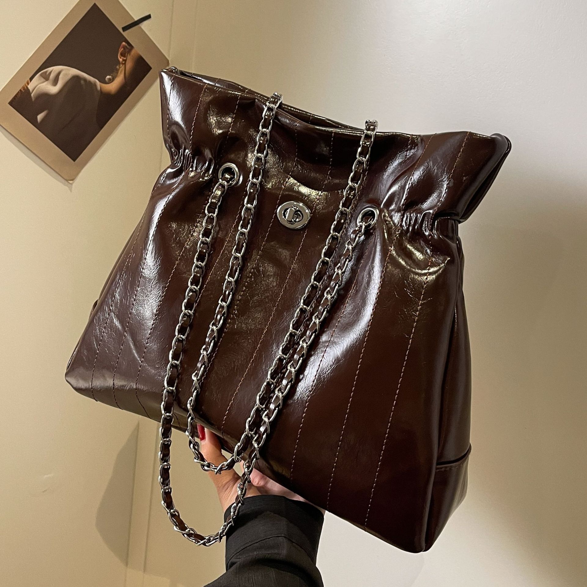 2024 Nieuwe Koreaanse Retro Damestas Grote Capaciteit Olie Wax Lederen Ketting Gesp Onderarmtas Commuter Schoudertas_voghion.com
