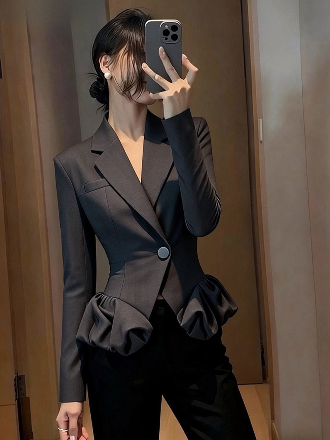 Sophisticated and elegant black patchwork suit jacket for women, new autumn 2026 style, fashionable and chic, fitted waist top.