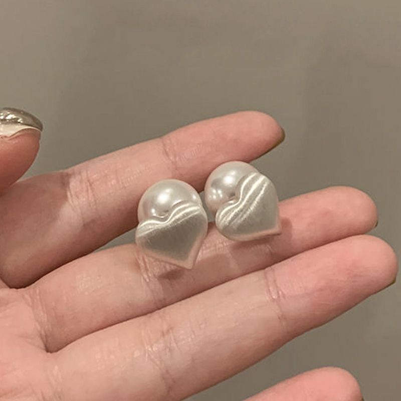 高級な真似のバロックは真珠のイヤリングをまねます。