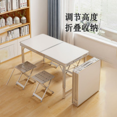 夜市には折りたたみテーブルが用意されています。