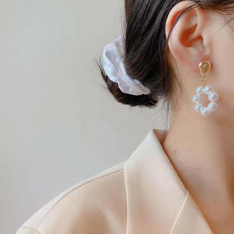 Retro Style Round Pearl Earrings Wholesale display picture 4