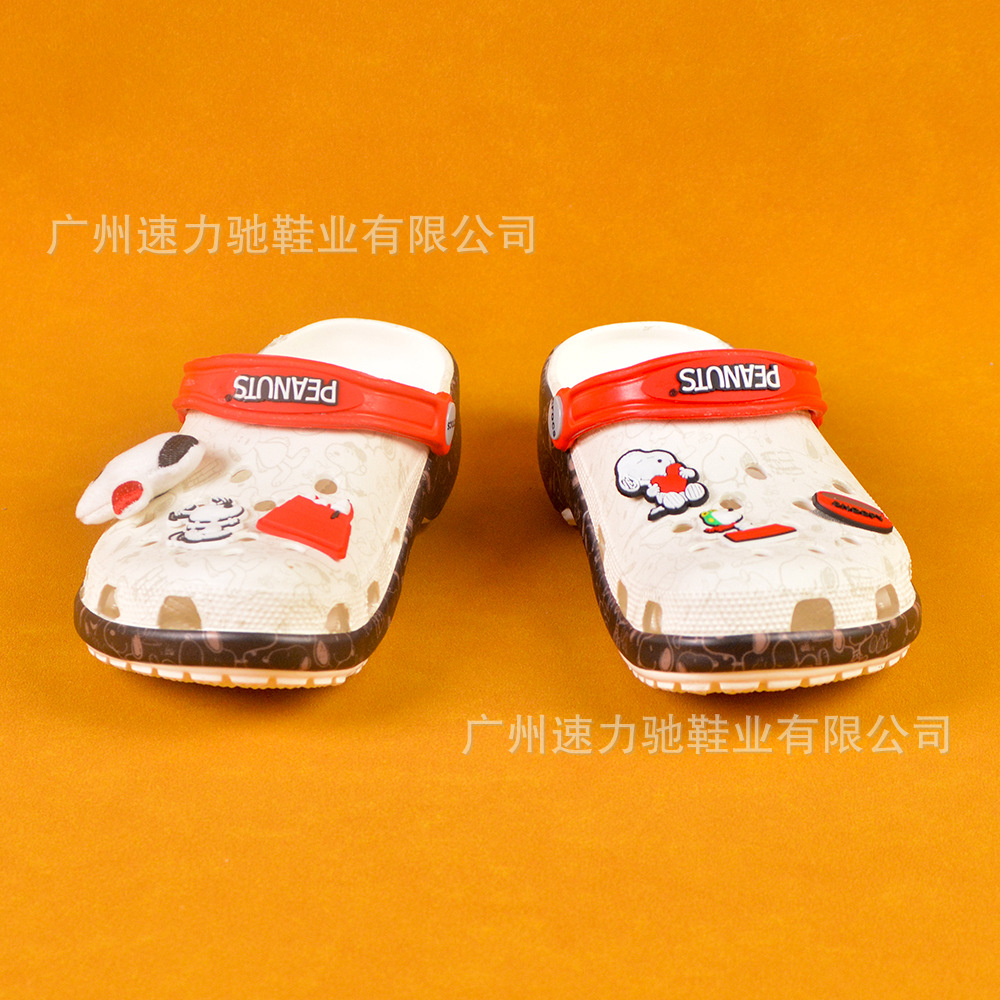 Zapatos con agujeros para niños de marca compartida de Snoopy de segunda generación, zapatos de playa geniales, zapatillas de Baotou personalizadas casuales antideslizantes y transpirables