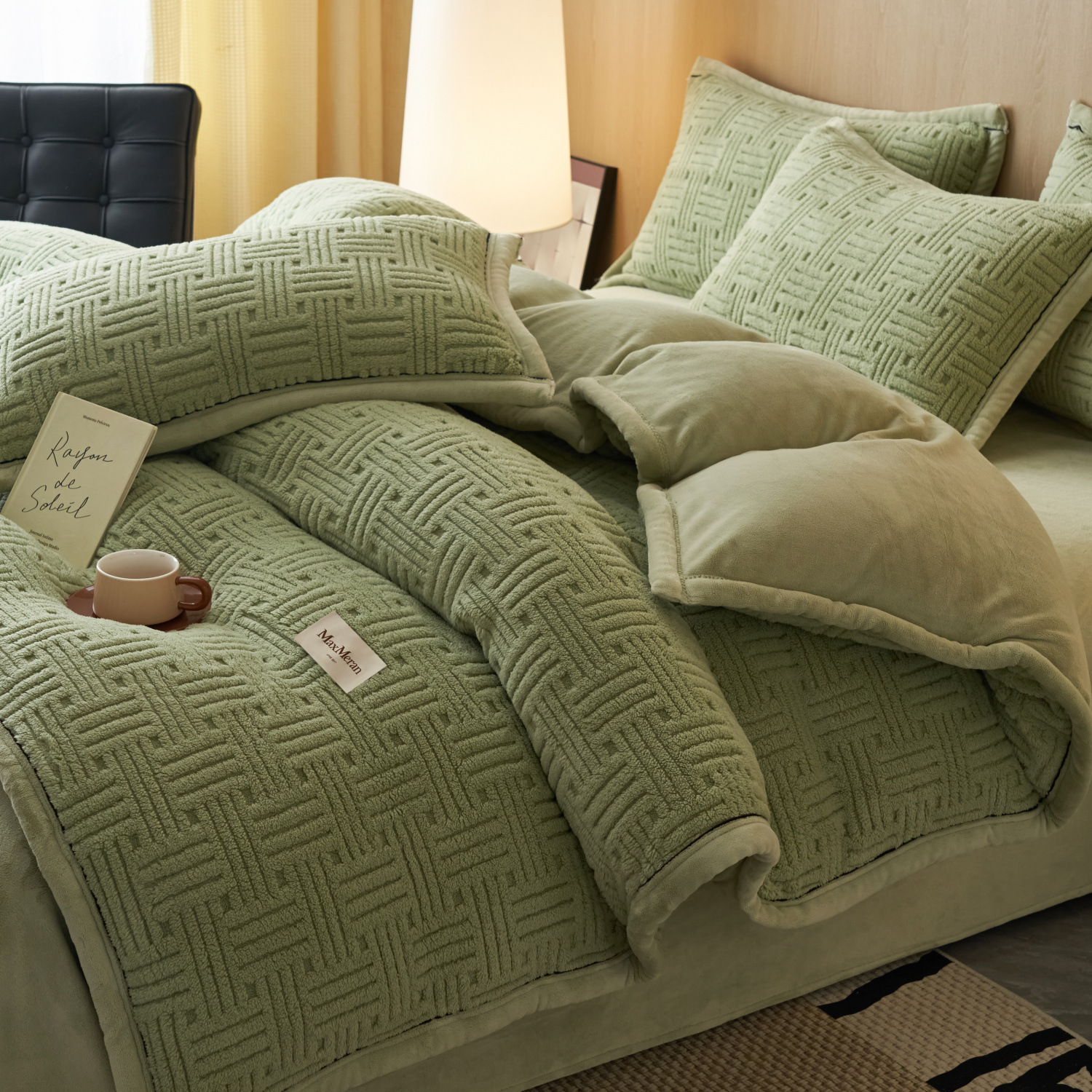 Luz de lujo superior torre de cama de cuatro piezas en invierno grueso calentamiento de lana de coral cama de lana de cama