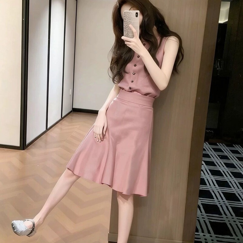 Pink Sleeveless Top Paired with a High-Waisted Fishtail Skirt Set, a Cute Pink Outfit for the Job Hunting Season, a Niche Style for Young Women Pink Sleeveless Top Paired with a High-Waisted Fishtail Skirt Set, a Cute Pink Outfit for the Job Hunting Season, a Niche Style for Young Women