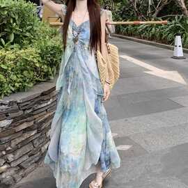 法式林间浮夏气质吊带连衣裙度假风显瘦高级晕染夏季印花收腰长裙