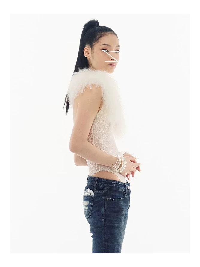 26 nuevo chaleco de encaje de cuello de pluma blanca, nicho de diseño femenino, delgado, chica caliente con una camisa