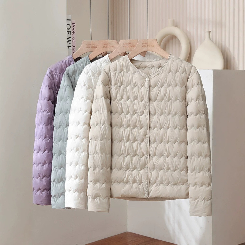 Youjia Clothing Autumn/Winter New Lightweight down Jacket for Women, Short Style with Ripple Pattern, Convertible V-Neck, Warm Inner Layer Coat Youjia Clothing Autumn/Winter New Lightweight down Jacket for Women, Short Style with Ripple Pattern, Convertible V-Neck, Warm Inner Layer Coat