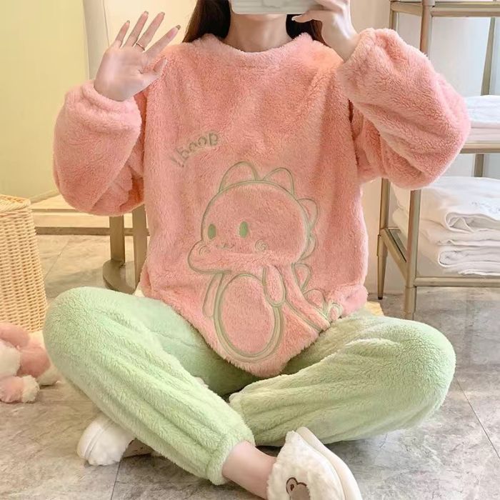 Pijamas de invierno al por mayor transfronterizos franela espesa dulce caricatura de mujeres ocio de manga larga calentamiento coral terciopelo ropa para el hogar
