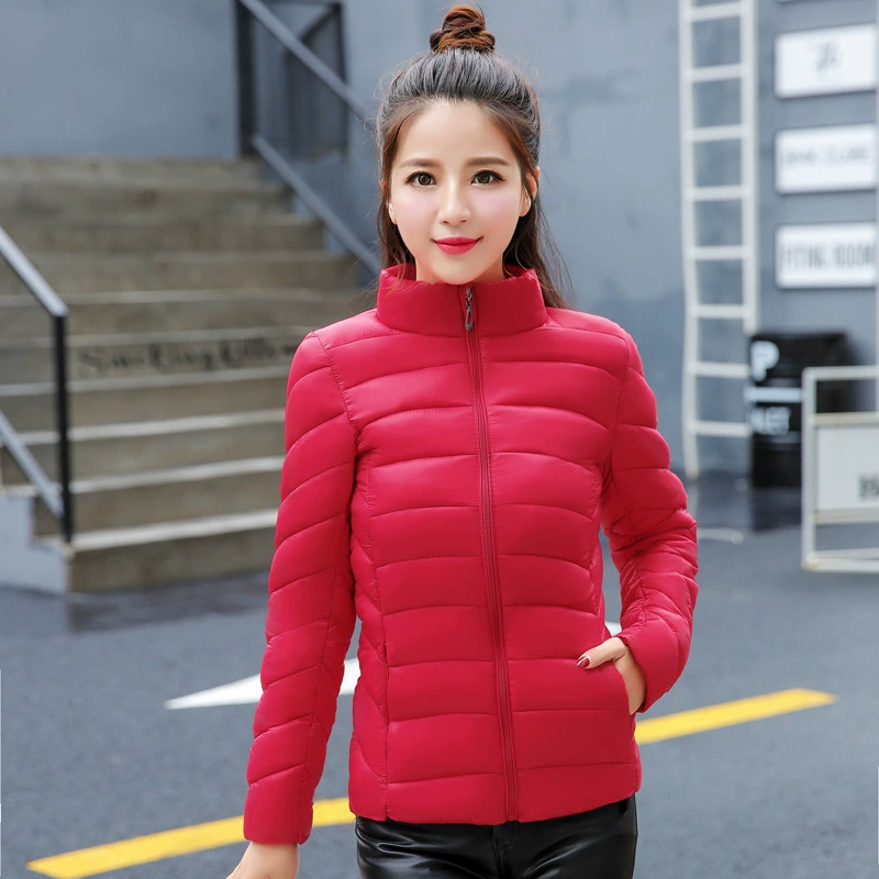 Женское короткое хлопковое пальто с воротником-стойкой, корейская версия, новая пуховая хлопковая куртка 2025 года, студенческий приталенный крой, легкая, утягивающая, теплая куртка на хлопковой подкладке.