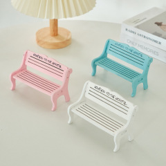 木製の小さい椅子の工芸品の彫刻の少女の心のピンクの椅子の写真撮影の道具のベンチの置物の子供