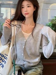 木子恋丸襟偽2枚のニットカーディガン秋冬デザイン感があります。