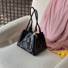 佰缔皮具女包2025新款头层牛皮单肩包软漆牛皮水桶包轻奢腋下包包