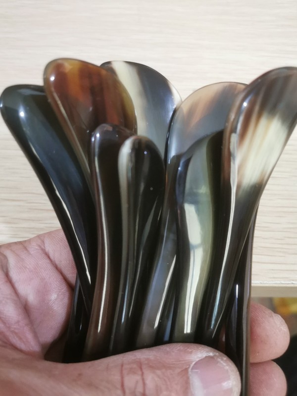 黒花牛の角の筋を抜く棒の牛の角の刀の頭を抜く棒の刀の牛の角の櫛の工芸品|undefined