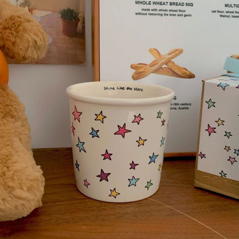 猫は魚を食べてマグカップのオリジナルモデルを手に入れて、かわいい陶磁器カップのコーヒーカップをプレゼントします。|undefined