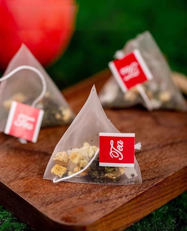 Peach Oolong Tea Triangle Bags Cold Brew Flower Tea Individually Wrapped 3g Sachets in use