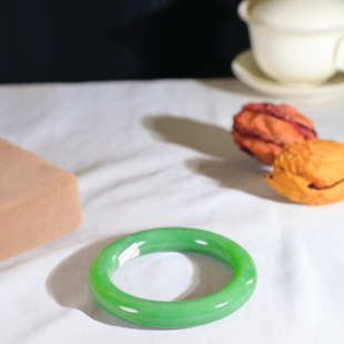 I would like to pay tribute to the Yutang Xinjiang Hetian Jade Collection Grade Jasper Pink Green Bracelet Jade Warm and Runnable Years of Wrist