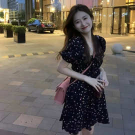浪漫小清新黑色碎花连衣裙女夏季2024收腰显瘦小个子显高方领短裙