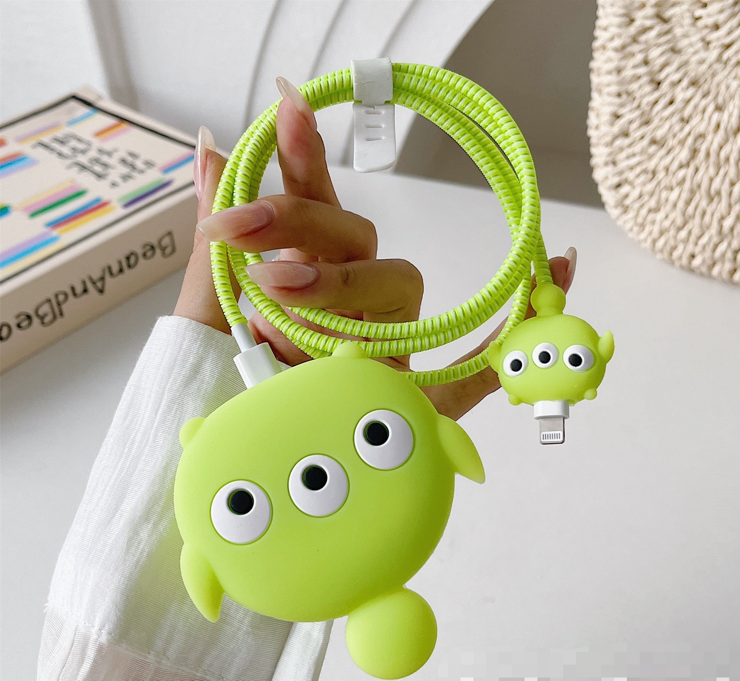 2024 nueva cubierta protectora de cabezal de carga rápida estándar británico de dibujos animados de 20W para cargador de Apple 20WPD plegable de tres enchufes