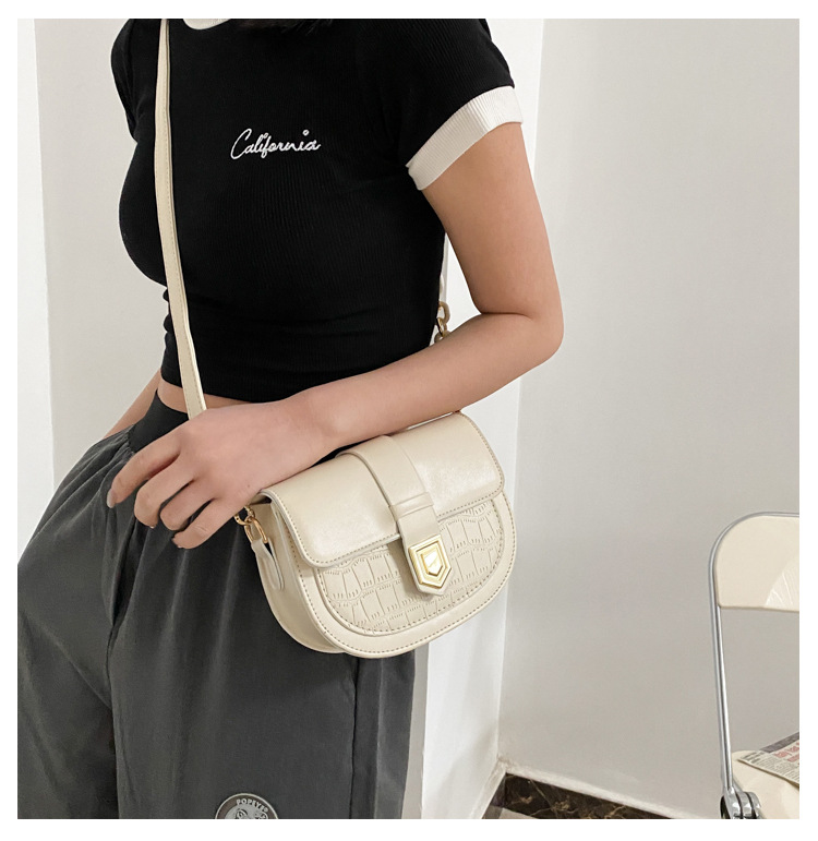 Borsa a tracolla da donna con catena modello a sella texture_voghion.com