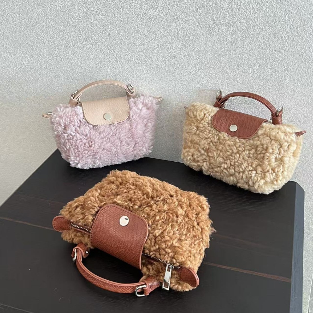 真皮羊羔毛包包迷你手提毛毛包女2025百搭单肩斜跨饺子包锁扣包