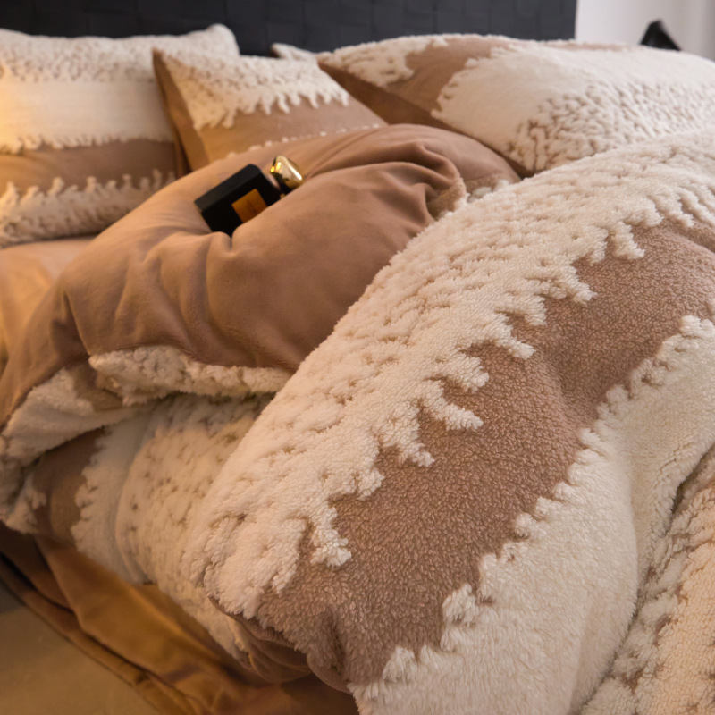 Leche de seda cama de cuatro piezas en invierno grueso 2025 nuevo coral de seda y seda sábanas de dormitorio cubierta de tres piezas