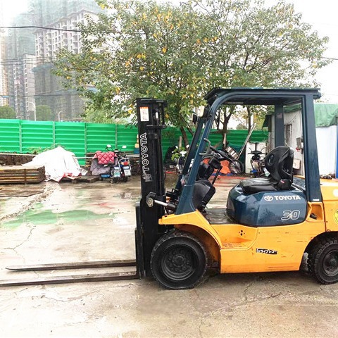 出售丰田3吨叉车.二手丰田3吨.4吨.5吨.小松3吨.4吨.2.5吨叉车