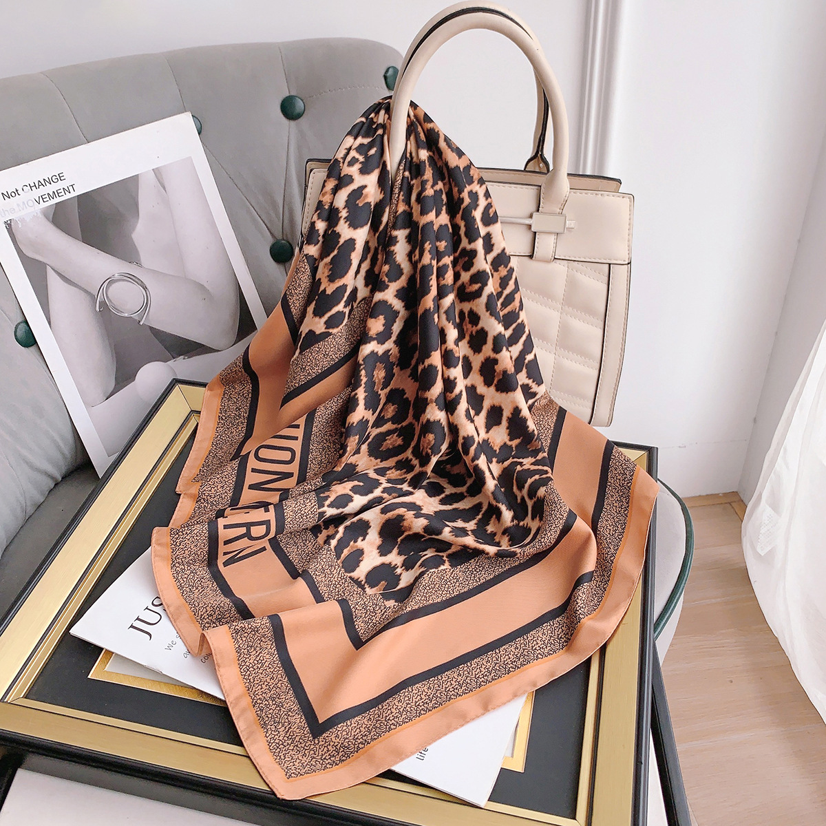 Primavera y verano todo fósforo leopardo carta bufanda de seda artificial de las mujeres protector solar chal en stock bufanda de moda europea y americana pequeña bufanda