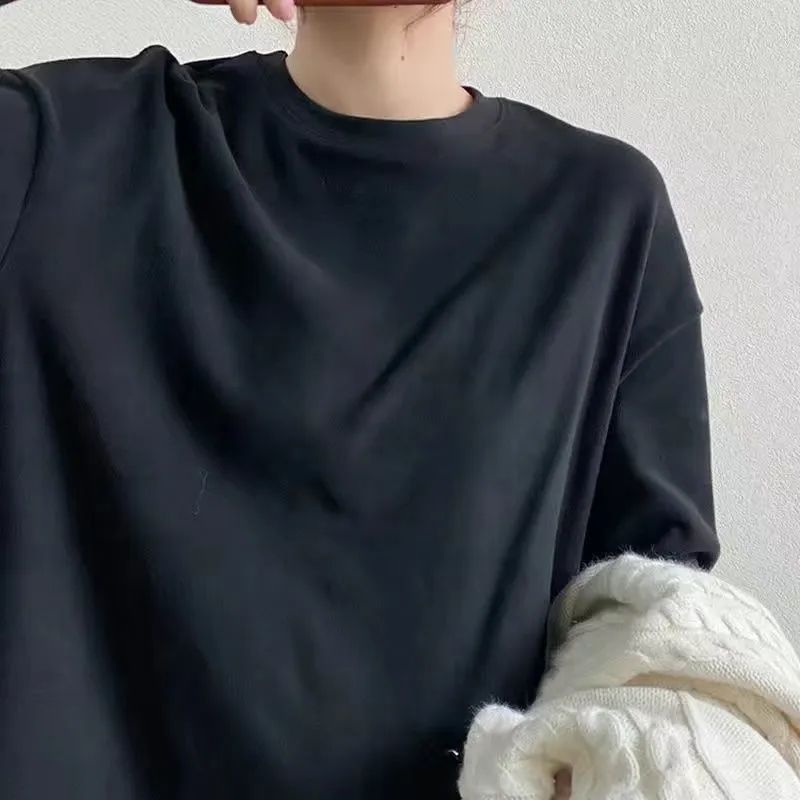 暖かくて厚い両面の徳の絨毛の丸首の白い底のシャツの女性とベルベットの秋冬の毛の中でゆったりしている中で長いtシャツを掛けます。