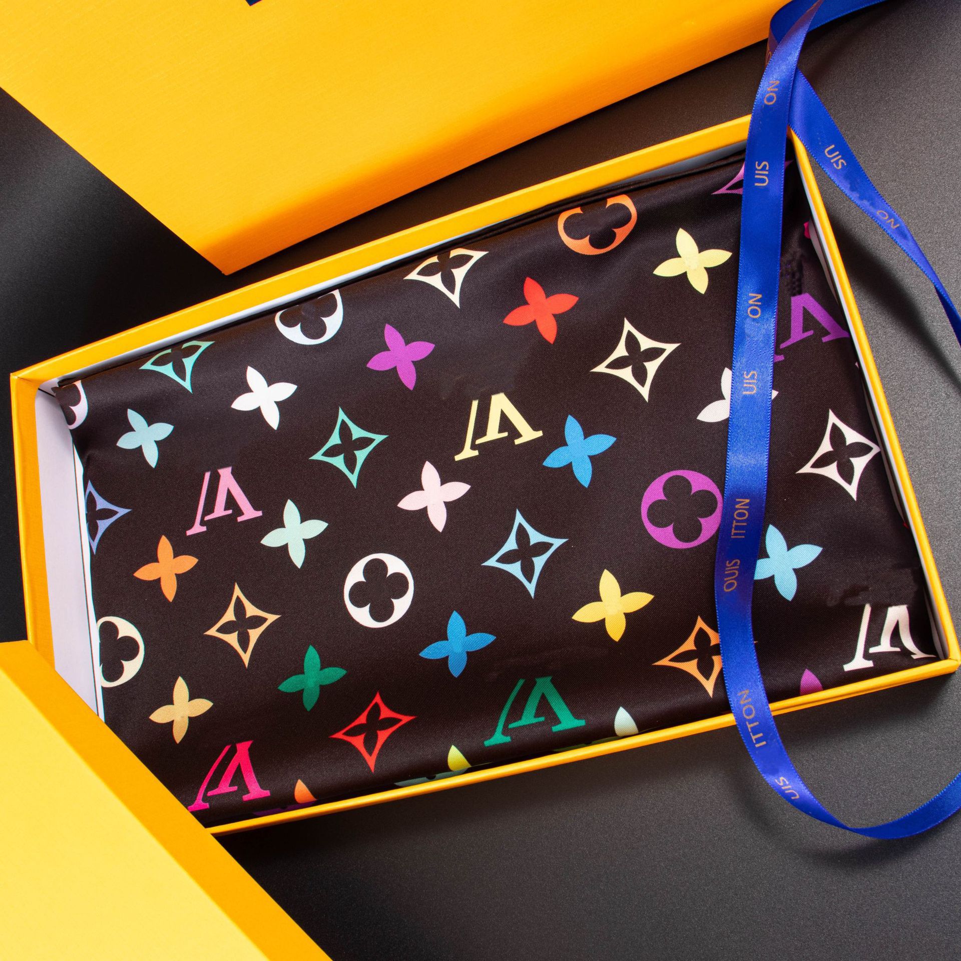 Color letter l square scarf black