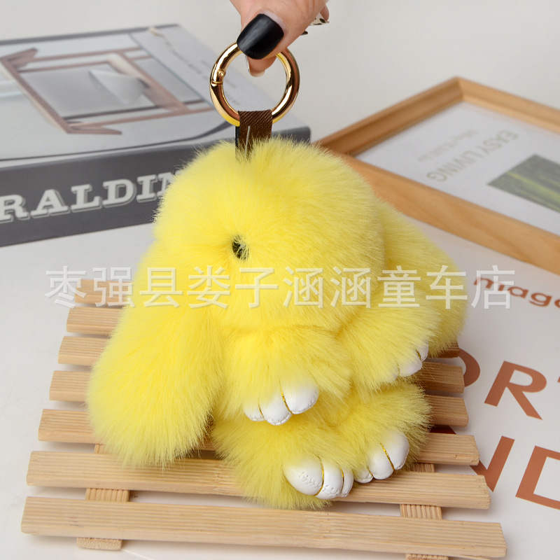 萌えウサギは死んだウサギのストラップを装っています。