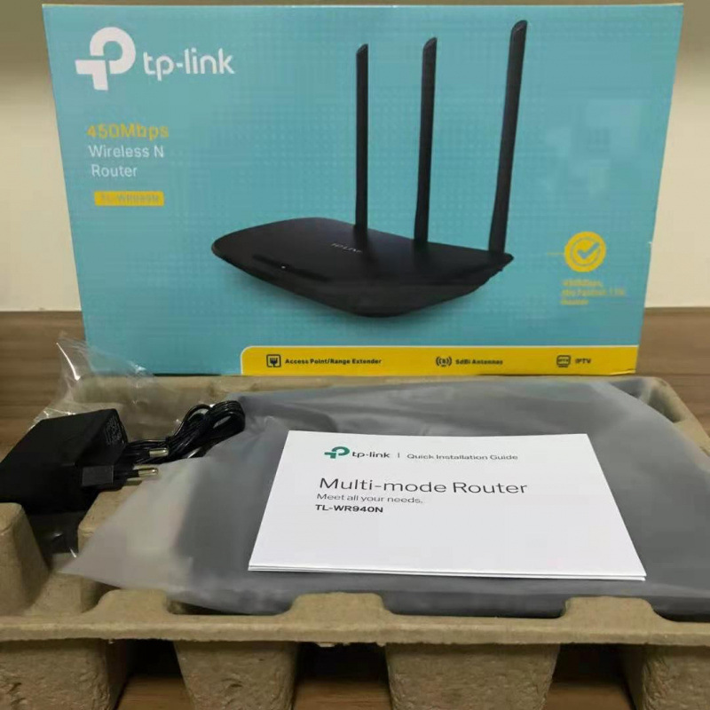 壁を貫くワイヤレスルーター、高速光ファイバー、スマートホーム、フルネットワーク通信|undefined