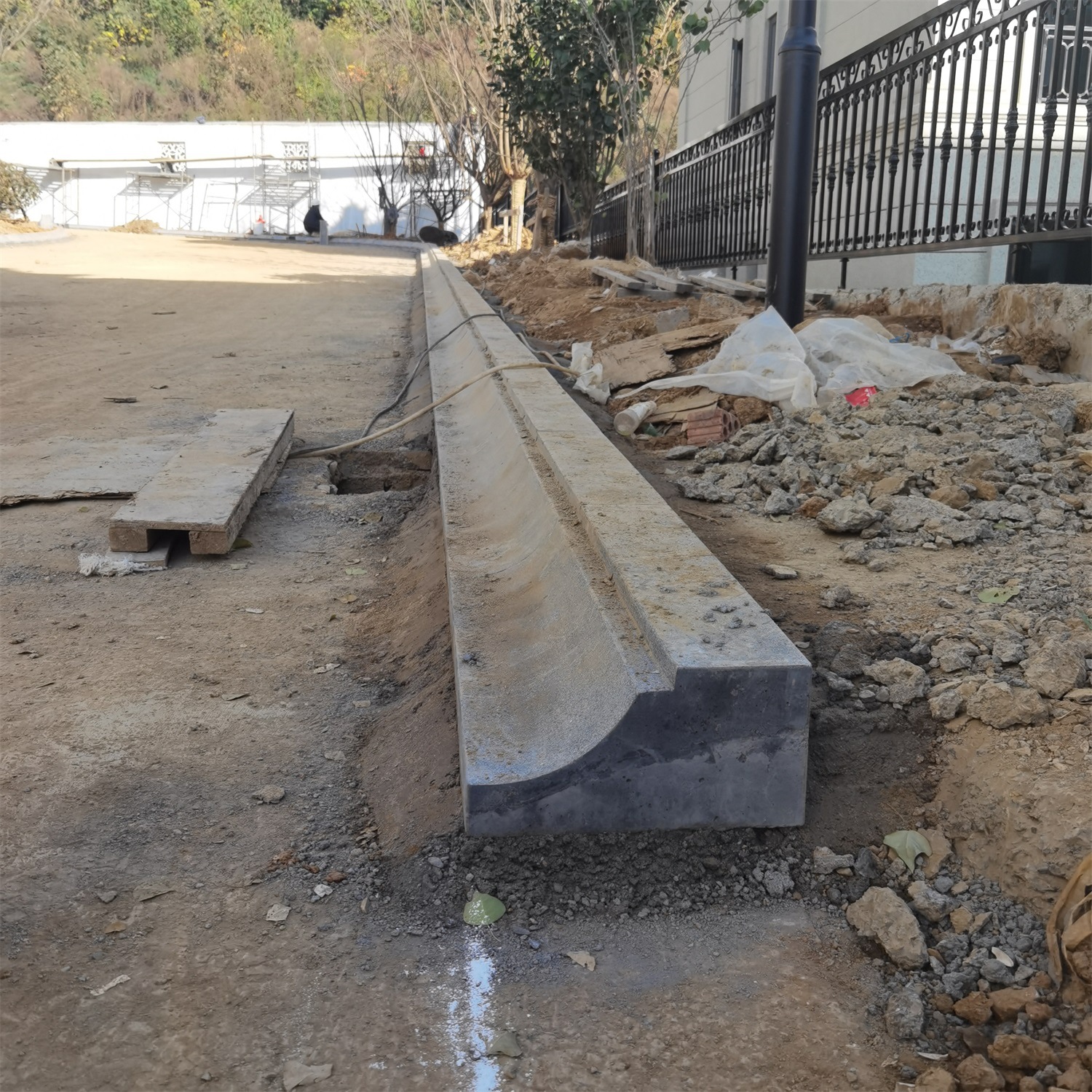 仿芝麻黑成品PC蝶形路牙水泥侧石预制构件耐候性强